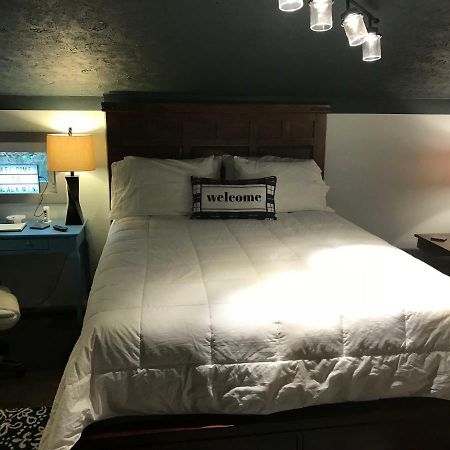 ホテル Ed & Rosie'S Place ブラック・マウンテン エクステリア 写真